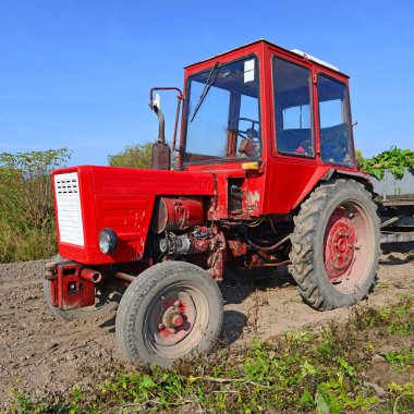 Kırmızı traktör sahada. 