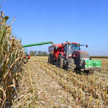 Kalush, Ukrayna 8 Ekim: Modern John Deere 8 Ekim 2013 'te Ukrayna' nın Kalush kenti yakınlarındaki tarlada mısır hasadını birleştirdi