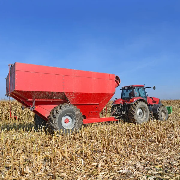 Tracteur Avec Remorque Pour Transporter Grain Récolte Maïs — Photo