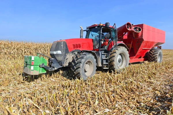 Трактор Прицепом Транспортировки Зерна Сбора Кукурузы — стоковое фото