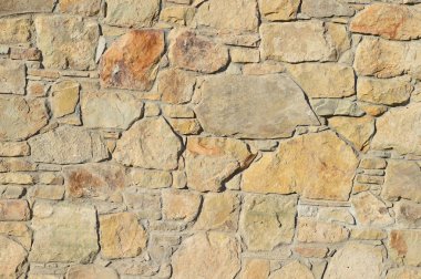 Çatlamış bir taştan bir duvar parçası.