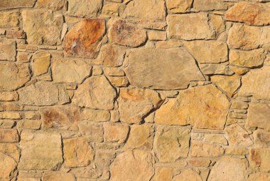 Çatlamış bir taştan bir duvar parçası.