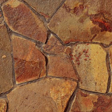 Çatlamış bir taştan bir duvar parçası.