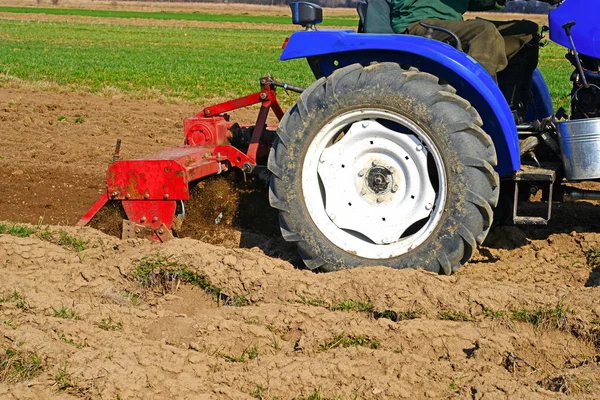 Kalush Ukraine April 2014 Farmer Tractor Handles Field Town Kalush — Foto de Stock