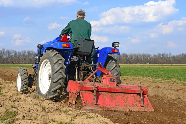 Kalush Ukraine April 2014 Farmer Tractor Handles Field Town Kalush — Stock Photo, Image