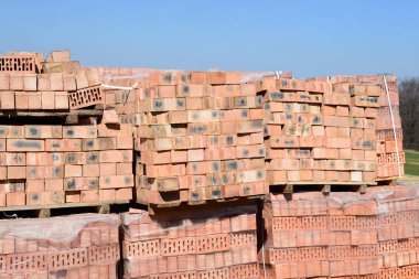 İnşaat alanında kırmızı tuğlalar