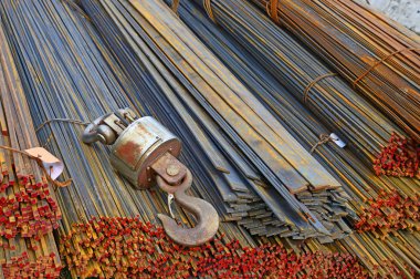 Metalin arka planında vinci ölçeklendirir