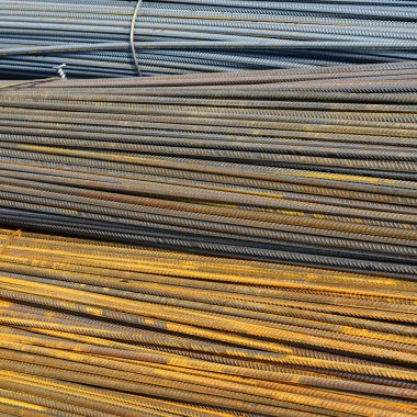 Endüstriyel bir manzara içinde çelik takviye