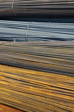 Endüstriyel bir manzara içinde çelik takviye