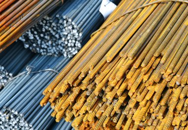 Endüstriyel bir manzara içinde çelik takviye