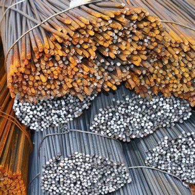 Endüstriyel bir manzara içinde çelik takviye