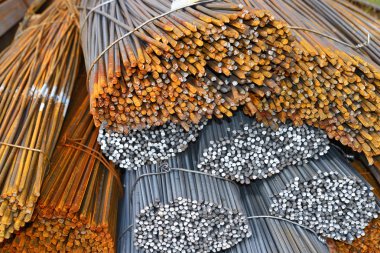 Endüstriyel bir manzara içinde çelik takviye