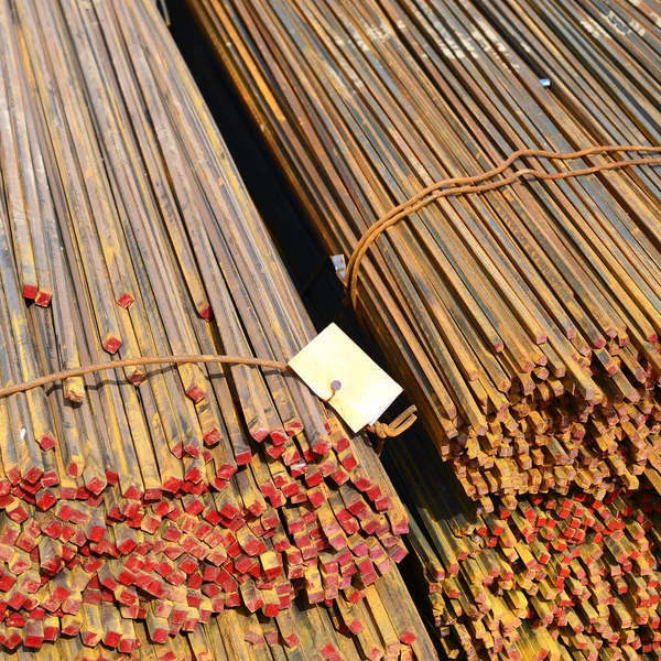 Endüstriyel bir manzara içinde çelik takviye