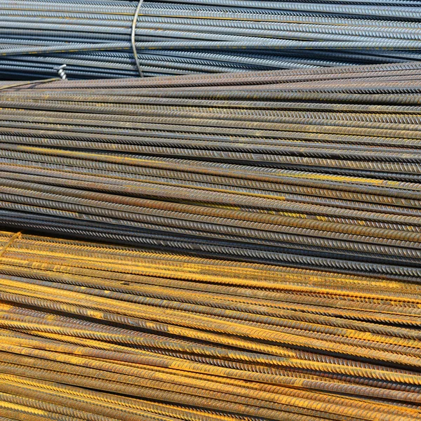 Endüstriyel bir manzara içinde çelik takviye