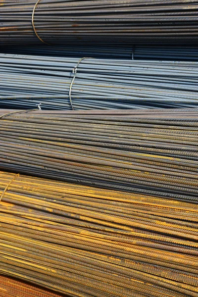 Endüstriyel bir manzara içinde çelik takviye