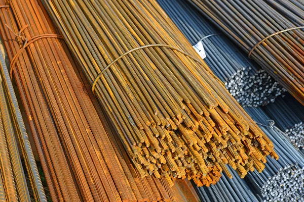 Endüstriyel bir manzara içinde çelik takviye