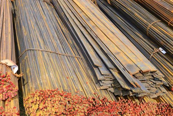 Endüstriyel bir manzara içinde çelik takviye