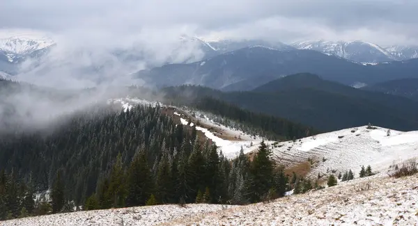 Hermoso Paisaje Con Árboles Cubiertos Nieve Las Montañas —  Fotos de Stock