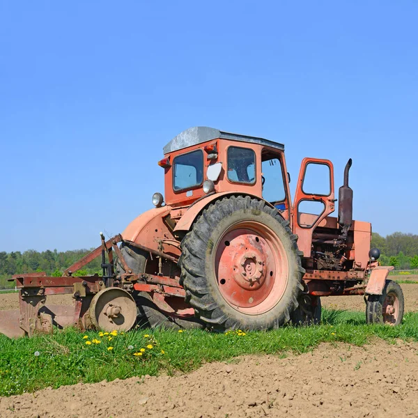 Old Tractor Plowing Field — 图库照片