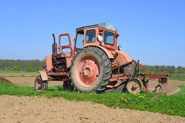 Old Tractor Plowing Field — Zdjęcie stockowe