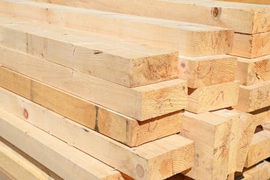 Depoda bir yığın tahta var.