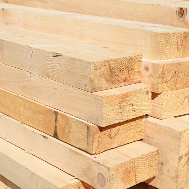 Depoda bir yığın tahta var.