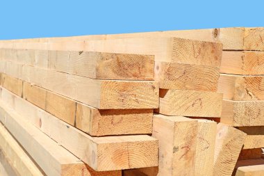 Depoda bir yığın tahta var.