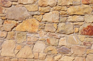 Çatlamış bir taştan bir duvar parçası.