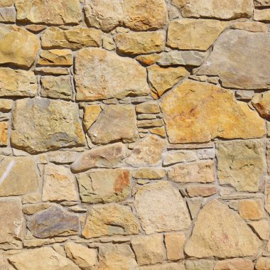 Çatlamış bir taştan bir duvar parçası.