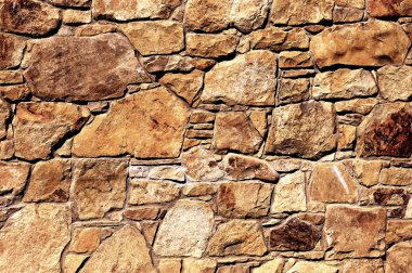 Çatlamış bir taştan bir duvar parçası.