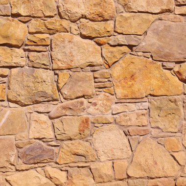 Çatlamış bir taştan bir duvar parçası.