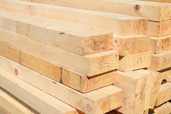 Depoda bir yığın tahta var.