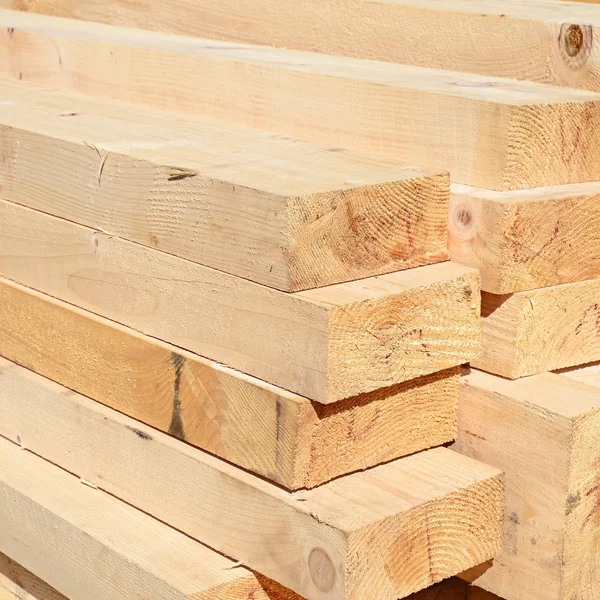 Depoda bir yığın tahta var.