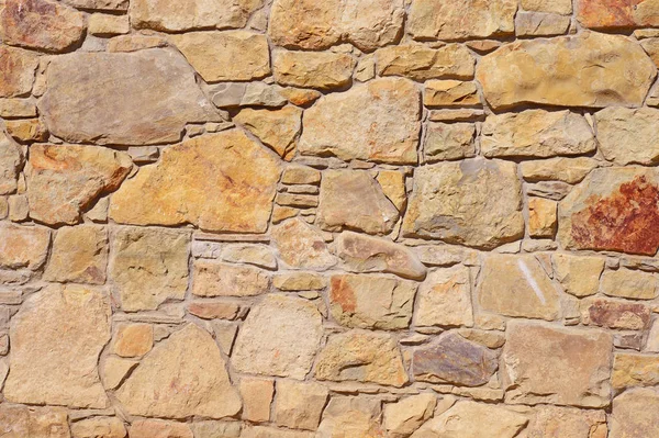 Çatlamış bir taştan bir duvar parçası.