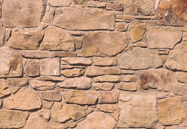 Çatlamış bir taştan bir duvar parçası.