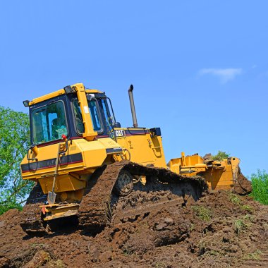 Kalush, Ukrayna - 19 Mayıs 2014: Batı Ukrayna 'nın Kalush kenti yakınlarındaki bir inşaat alanında buldozer