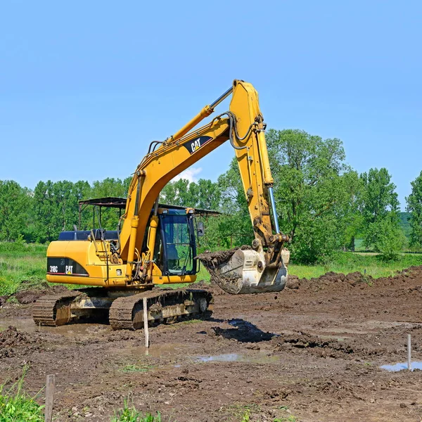 İnşaat alanında çalışan kazıcı 