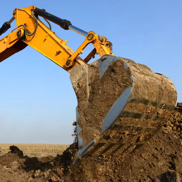 掘削機が地面を掘り — ストック写真