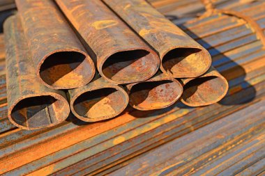 Endüstriyel bir manzara içinde çelik borular