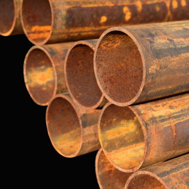 Endüstriyel bir manzara içinde çelik borular