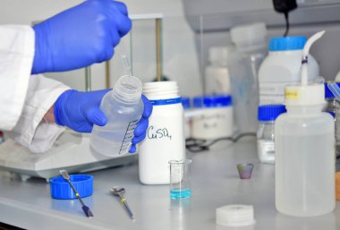 Laboratuvarda bir sıvıyla çalışan bilim adamı.