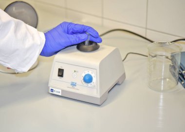 Laboratuvardaki tıbbi ekipmanların kapatılması