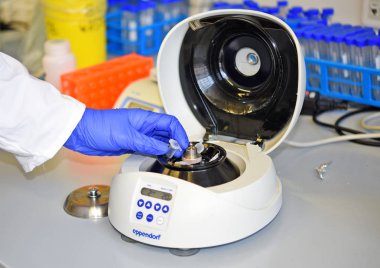 Laboratuvardaki tıbbi ekipmanların kapatılması