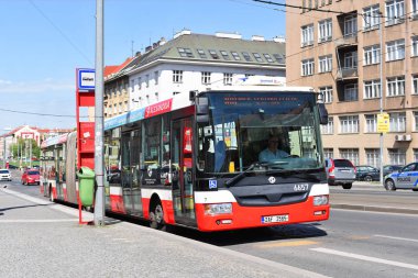 Şehirde otobüs var.