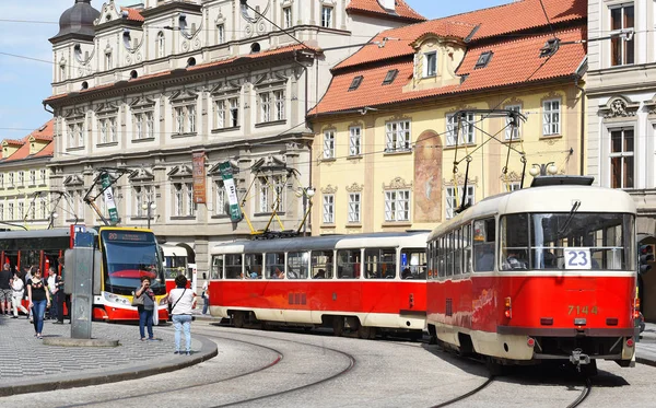 Прага Чешская Республика Апреля 2021 Старый Маленький Трамвай Отходит Остановки — стоковое фото