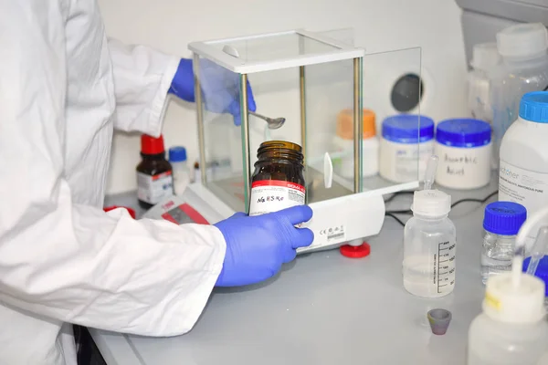 Scientist Protective Gloves Liquid Laboratory — Stockfoto