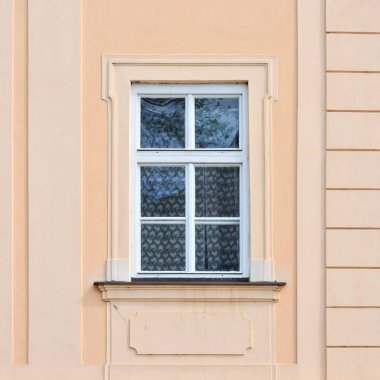 Eski bir binanın penceresi. Eski Prag, 2019. 