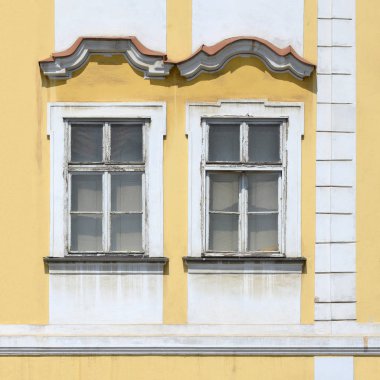 Eski bir binanın pencereleri. Eski Prag, 2019. 
