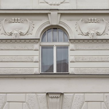 Eski bir binanın penceresi. Eski Prag, 2019. 