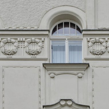 Eski bir binanın penceresi. Eski Prag, 2019. 